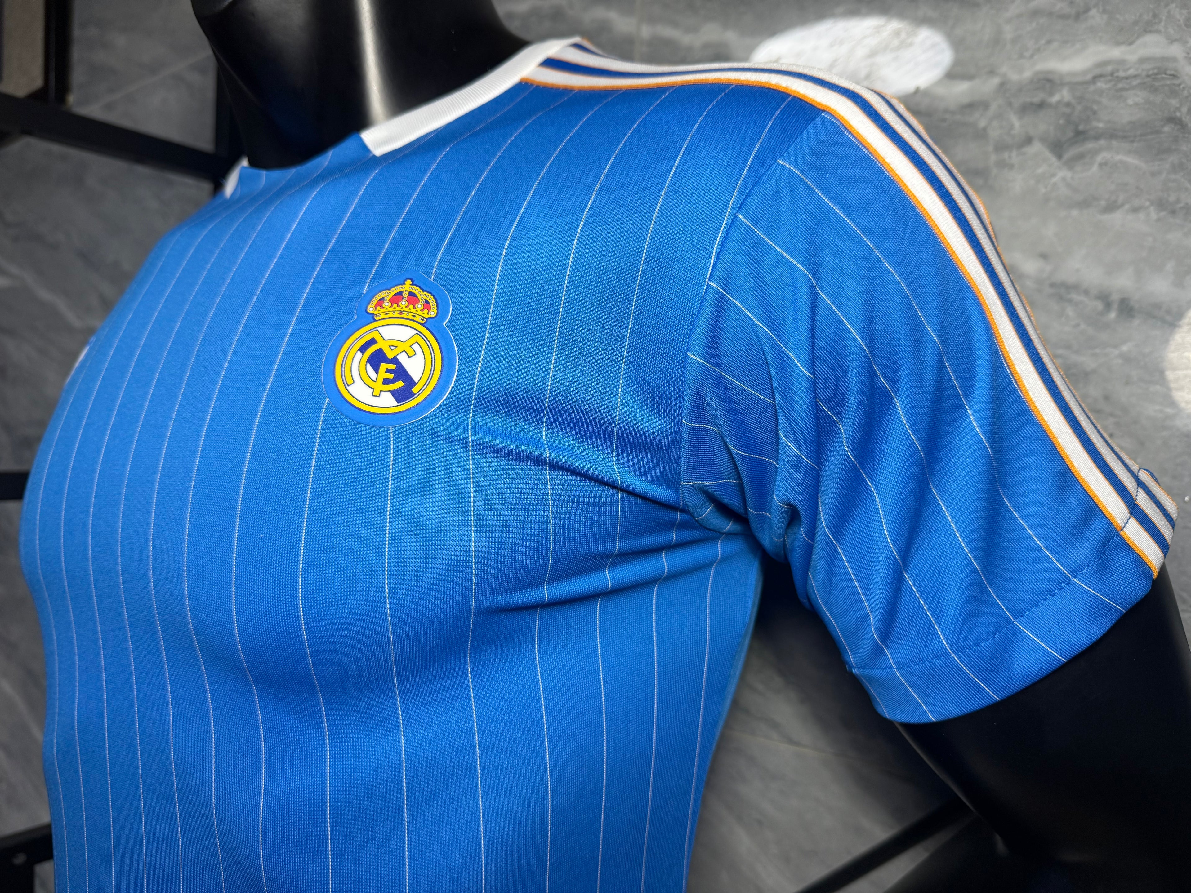 25-26皇马复古款三叶蓝玩家版本