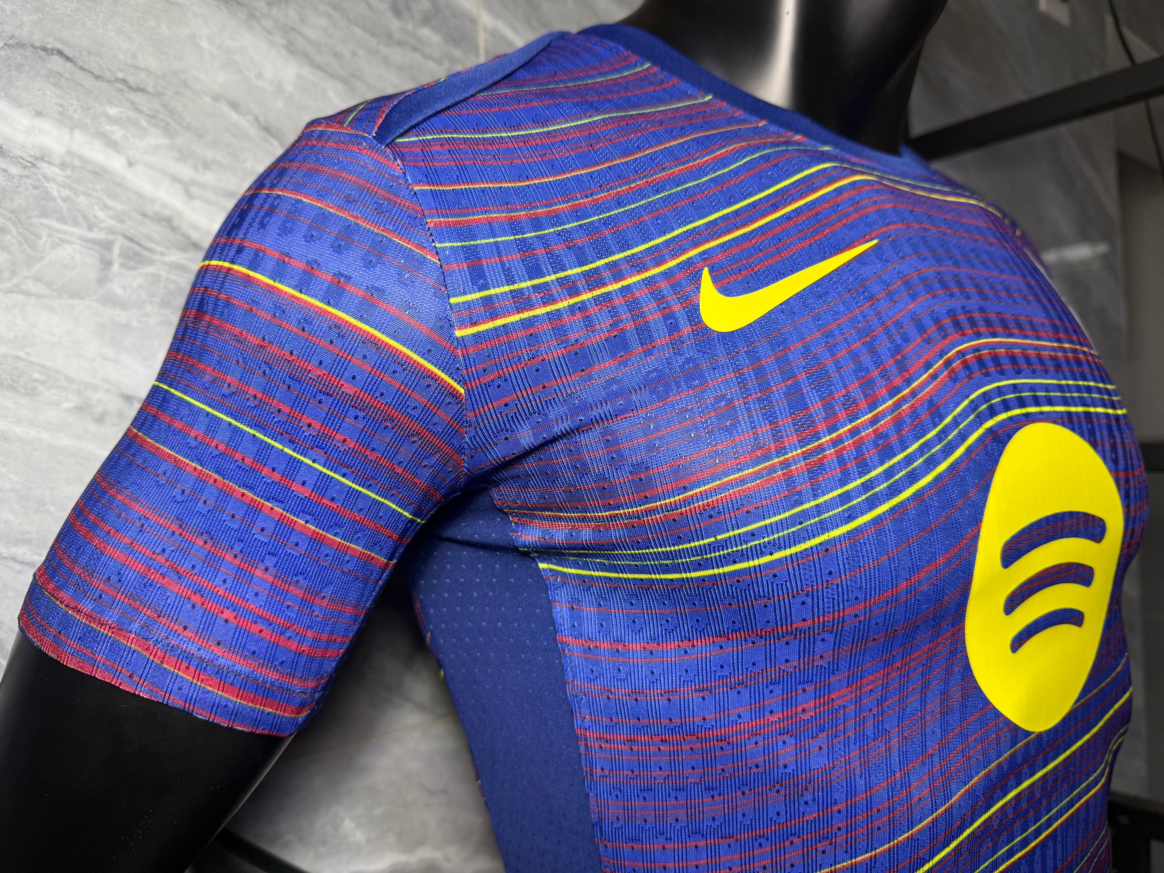 25-26巴萨赛前服七彩蛇纹玩家版本