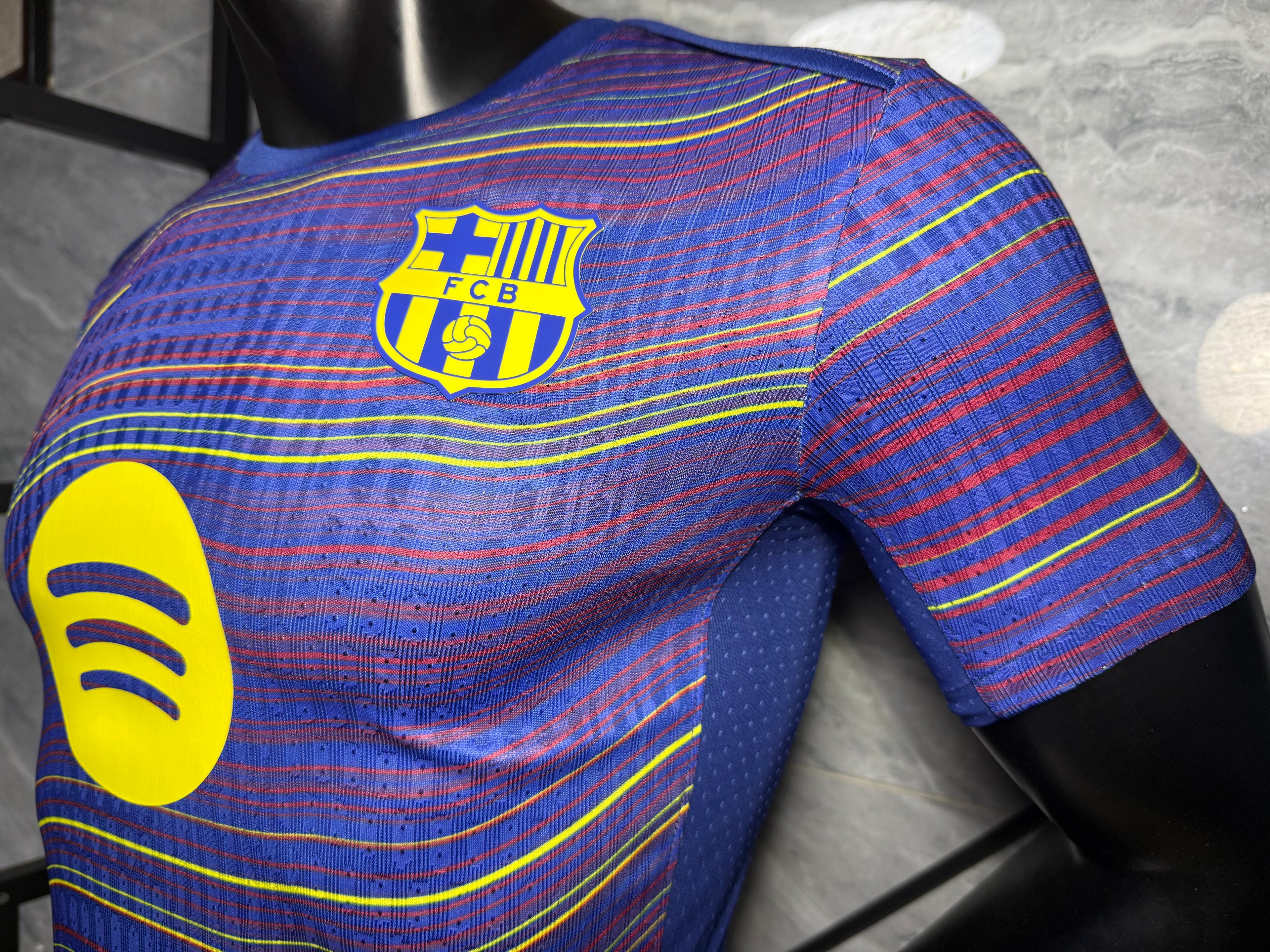 25-26巴萨赛前服七彩蛇纹玩家版本