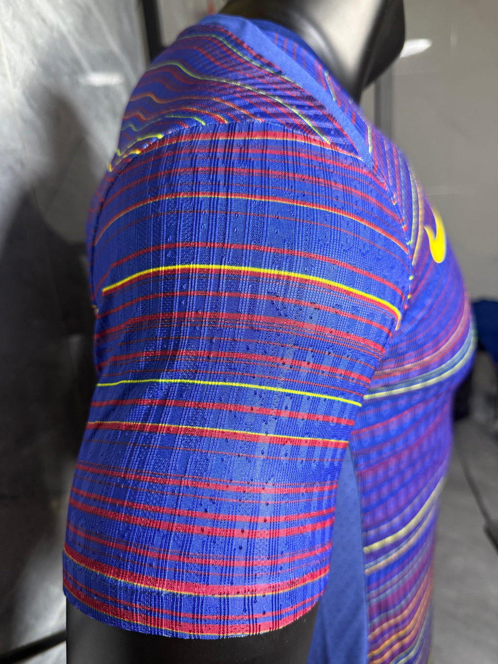 25-26巴萨赛前服七彩蛇纹玩家版本