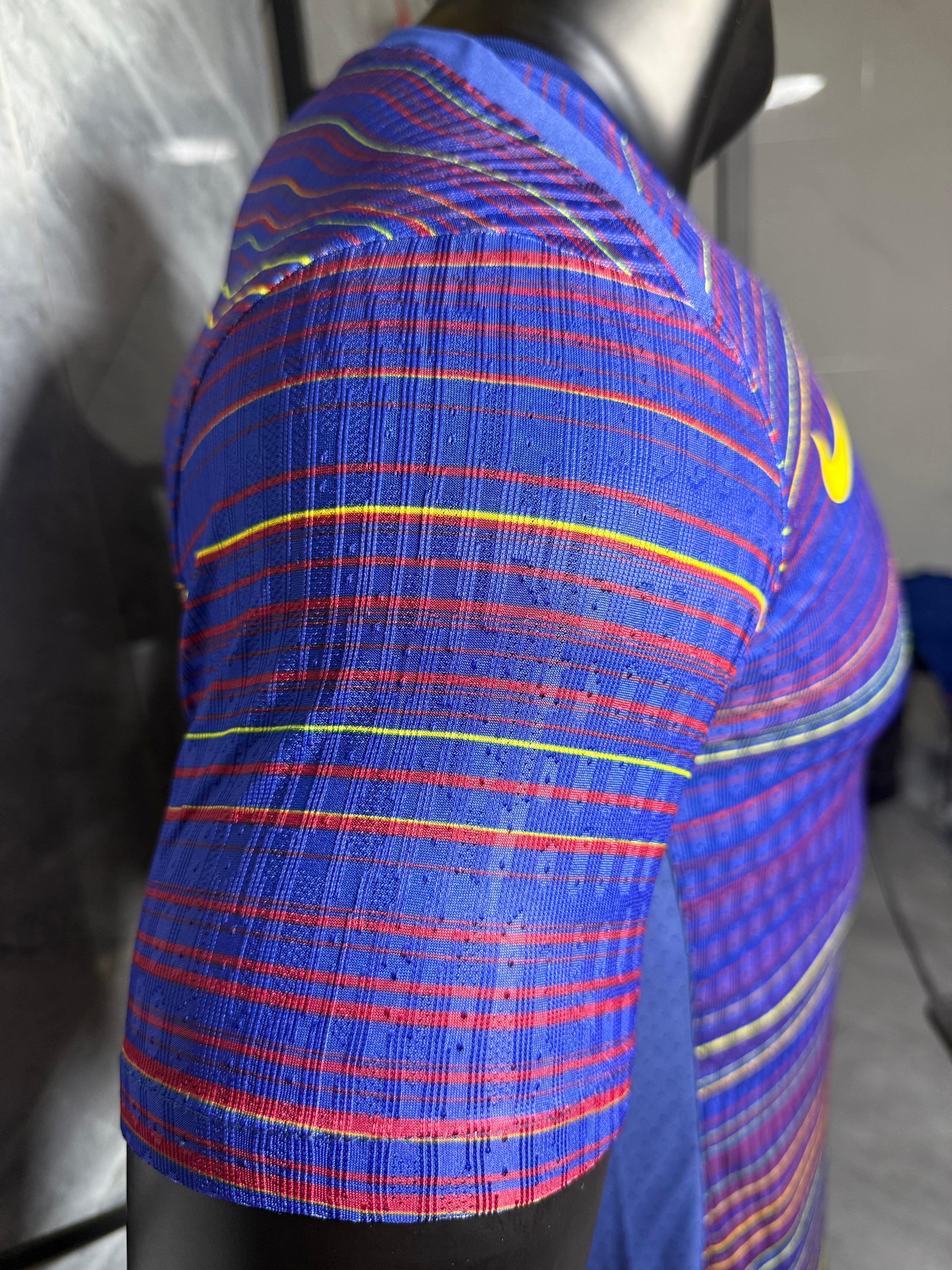 25-26巴萨赛前服七彩蛇纹玩家版本